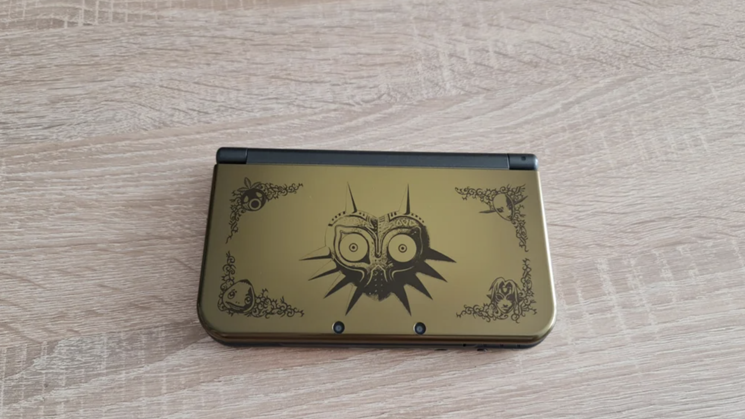 gold New Nintendo 3DS XL special edition console (2015) 
