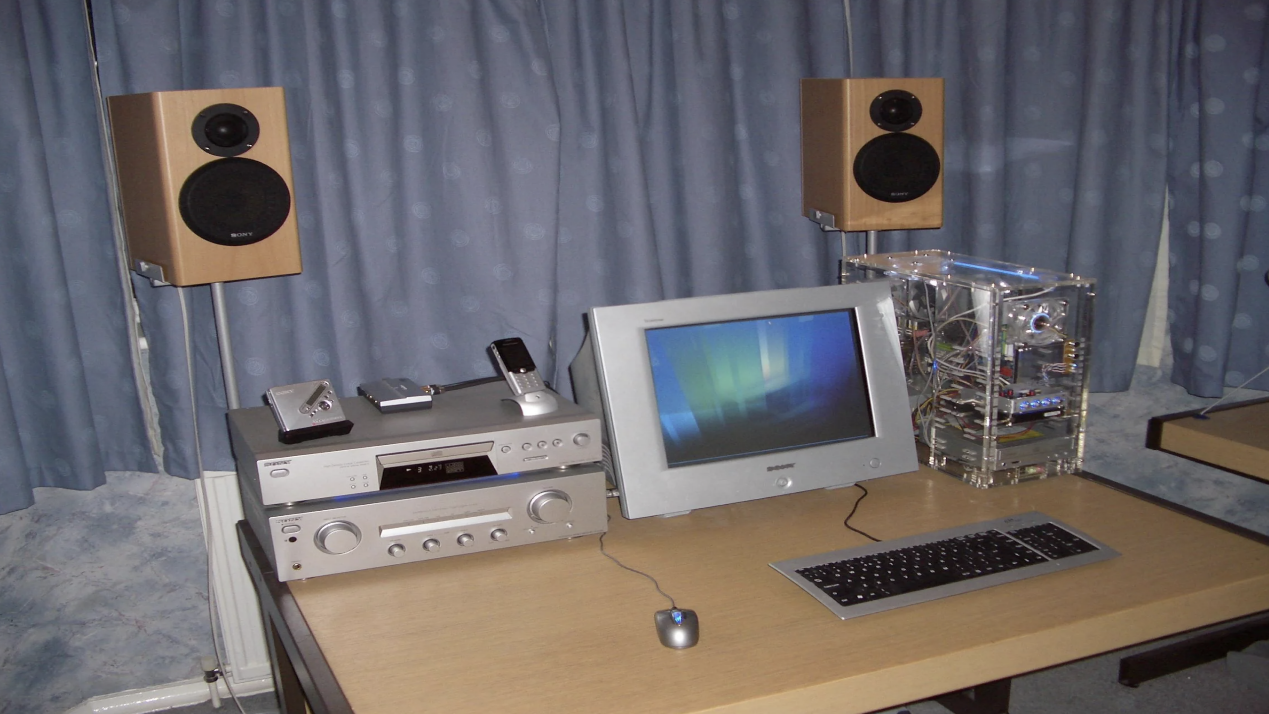 gaming 2000s clean desk setup speakers monitor minimal nostalgic pc setup