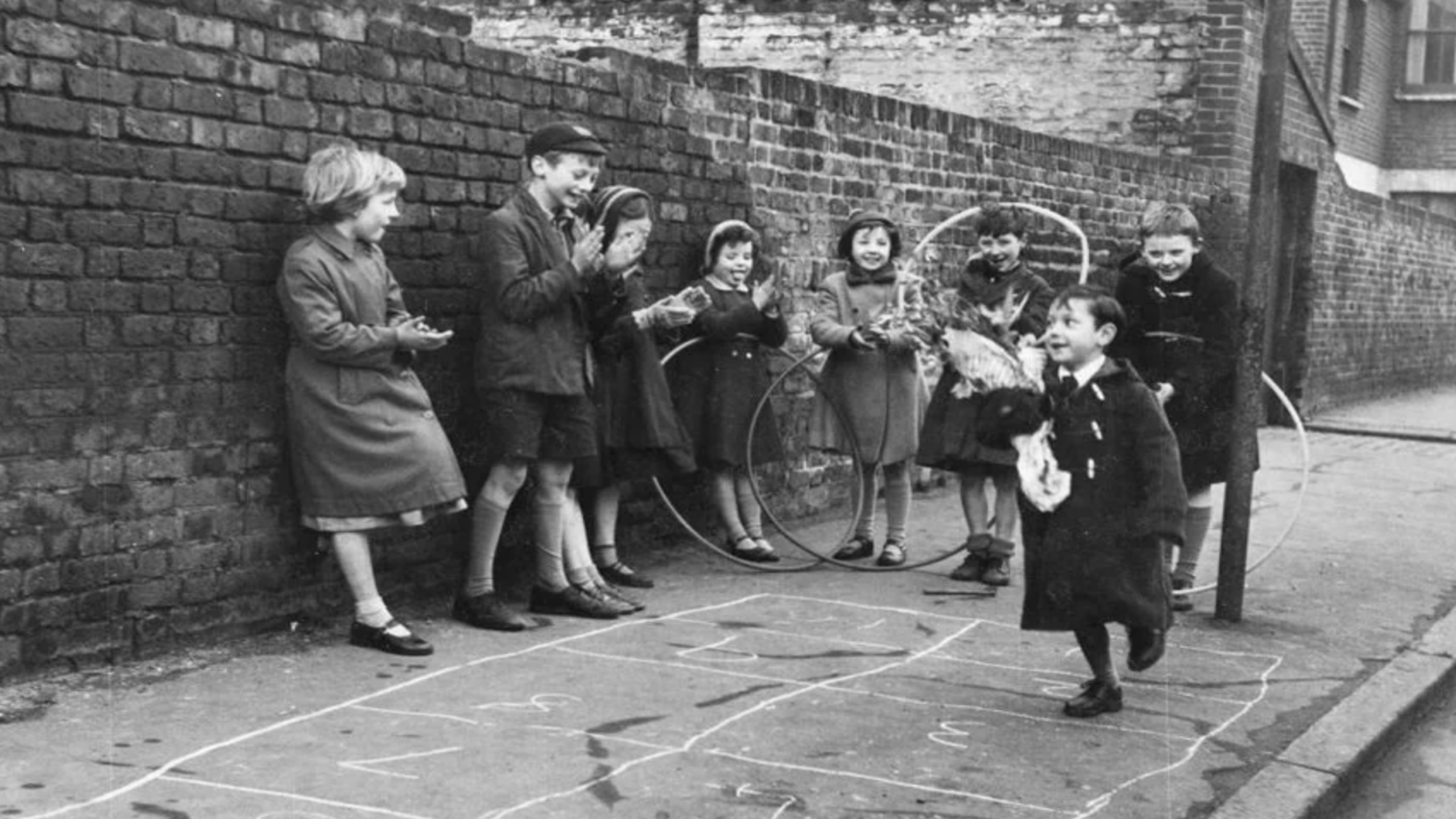 ⁠10 Fascinating Photos of the World Before Video Games Existed