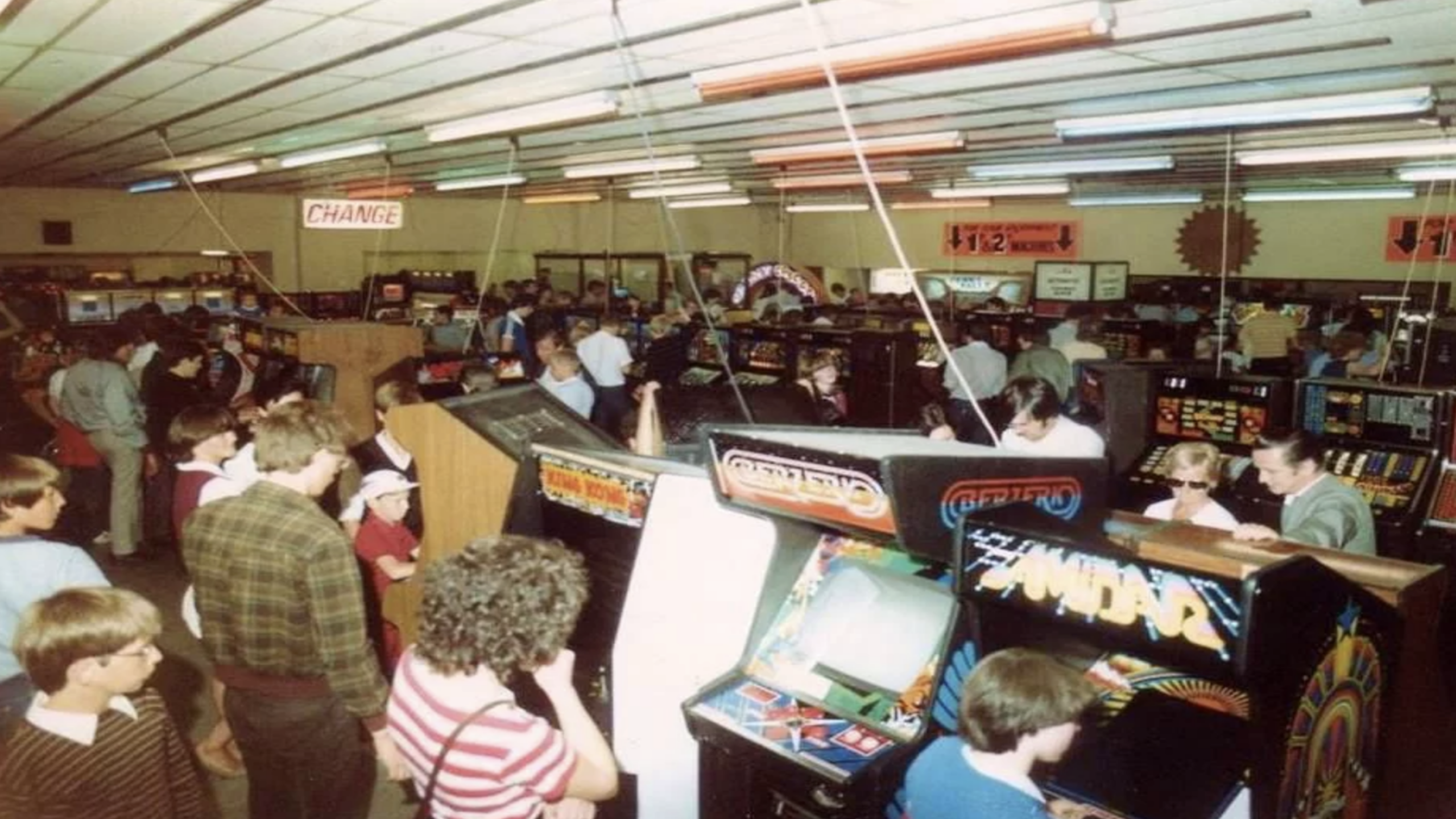 15 Photos From The Years When Gaming Lived Outside The House