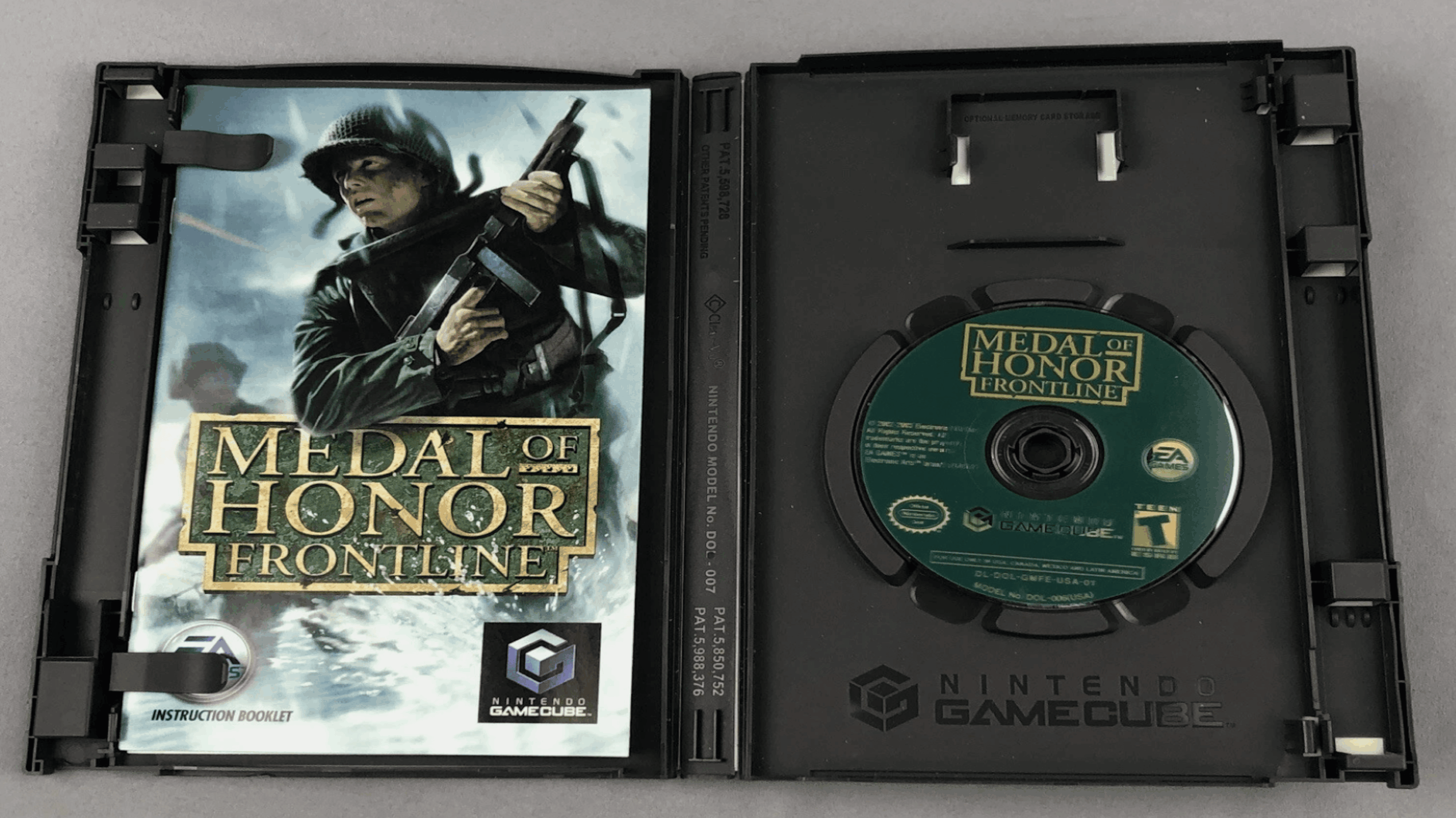 Open Nintendo GameCube case displaying the Medal of Honor: Frontline game disc on the right and instruction booklet on the left, featuring a soldier holding a gun on the cover—an excellent addition to any collection of classic Game Discs.